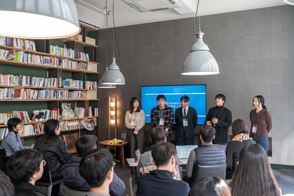 ▲'LOOKIE NADO' 공유회에서 Q&A 시간을 진행하고 있는 참여자들. ⓒSK행복나눔재단