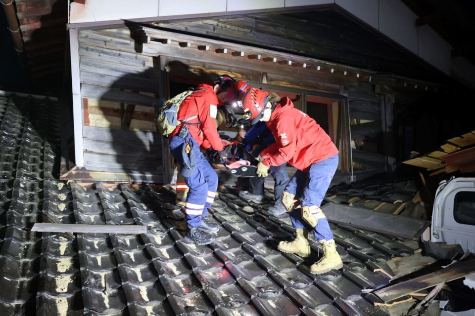 ▲ 피스윈즈 긴급구조팀의 생존자 구조 활동. ⓒ피스윈즈