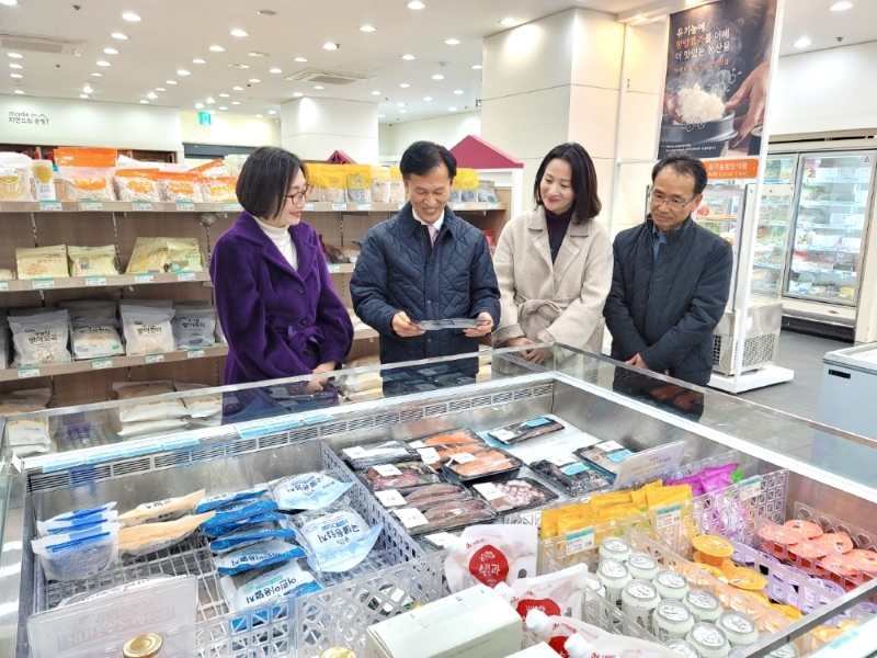 ▲ 송명달 해양수산부 차관이 자연드림 목동파리공원점 매장을 18일 방문했다. ⓒ자연드림