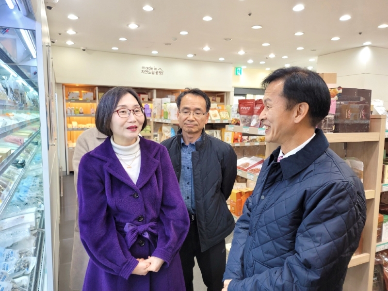 ▲ 김정희 아이쿱자연드림 회장과 송명달 해양수산부 차관이 대화하고 있다. ⓒ자연드림