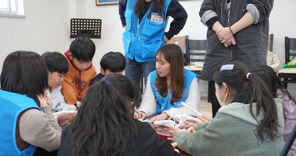 ▲ 포두 초등학교 어린이와 교류하는 모습. ⓒ지역자산화협동조합