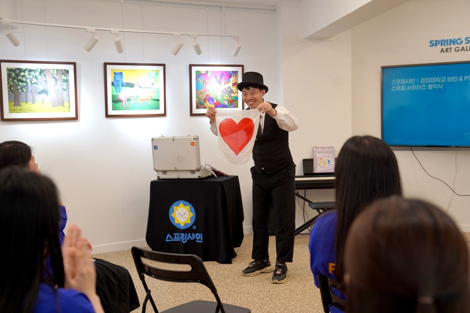 ▲ 스프링샤인은 발달장애인 예술가를 발굴하고 개개인 재능에 맞는 직무를 개발하고 있다.