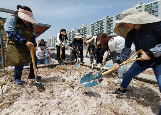 ▲ 2023년 녹색서울실천공모사업 우수사례(초등학교 학부모들과 생태전환교육 진행).