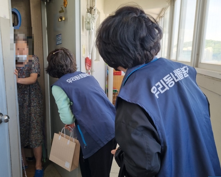 ▲서울시 강서구 '우리동네돌봄단'이 취약계층을 방문하고 있다. ⓒ강서구청