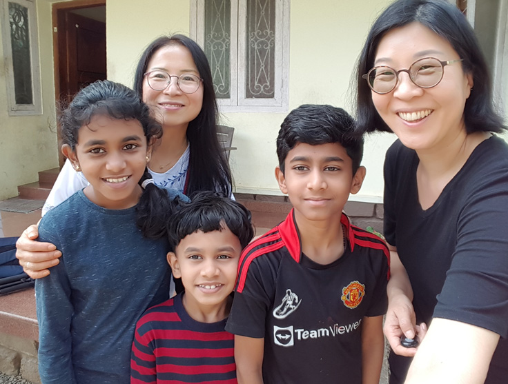 농부의 자녀들, 한국에서 온 우리가 궁금해서 학교도 안가고 기다리고 있었다.