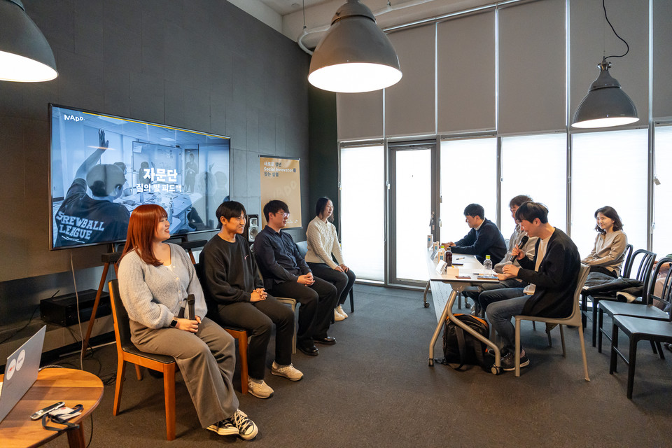 ▲ 3월 26일 진행한 'LOOKIE NADO' 성과공유회에서 자문단과 이야기를 나누고 있다는 참여자들.