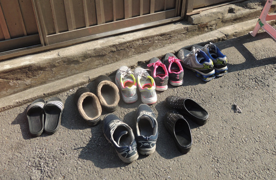 ▲ 동자동사랑방 사무실 앞에 나란히 줄 선 신발들. ⓒ 동자동사랑방