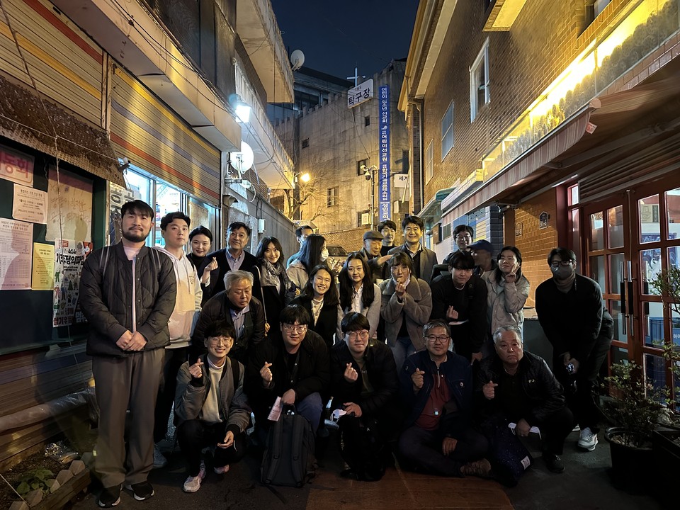 ▲ 동자동 주민과 한양대학교 글로벌사회적경제학과 학생들. 필자 제공.