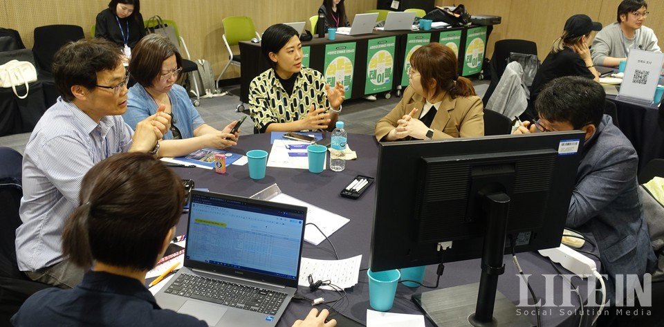 ▲ 참가자가 테이블에서 의제를 논의 중이다. ⓒ라이프인