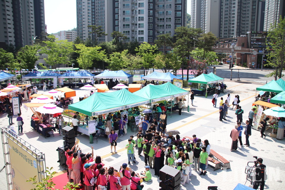 ▲광명시 평생학습원 외부광장 일대에서 공정무역 체험부스 및 사회적경제 나눔장터가 열렸다. ⓒ라이프인