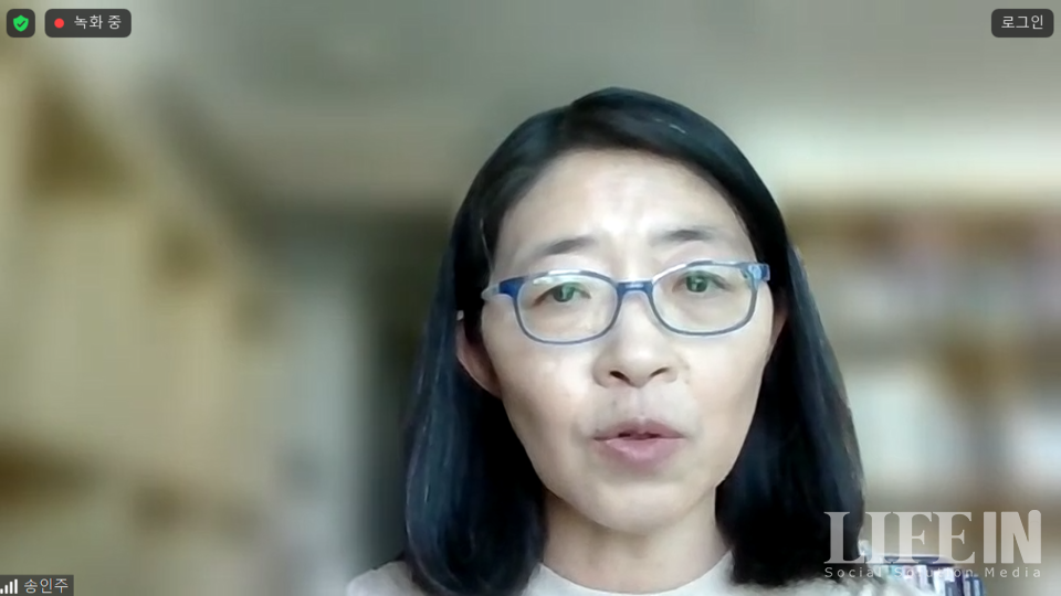 ▲ 송인주 서울시복지재단 선임연구원이 라이프인이 주최하는 사(社)심가득한 대화에서 '고독사, 돌봄의 사각지대'를 주제로 발제하고 있다. ⓒ라이프인
