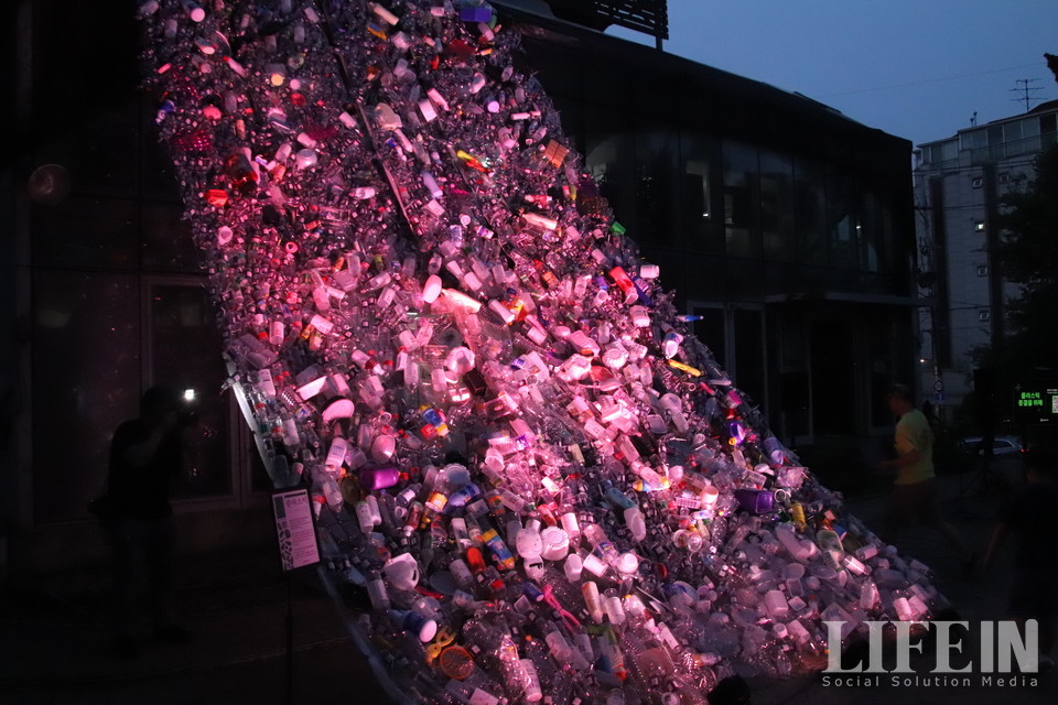 ▲ 환경운동연합과 스페인 예술집단 러진테럽터스가 제작한 대형 조형물 '플라스틱 구토'. ⓒ라이프인