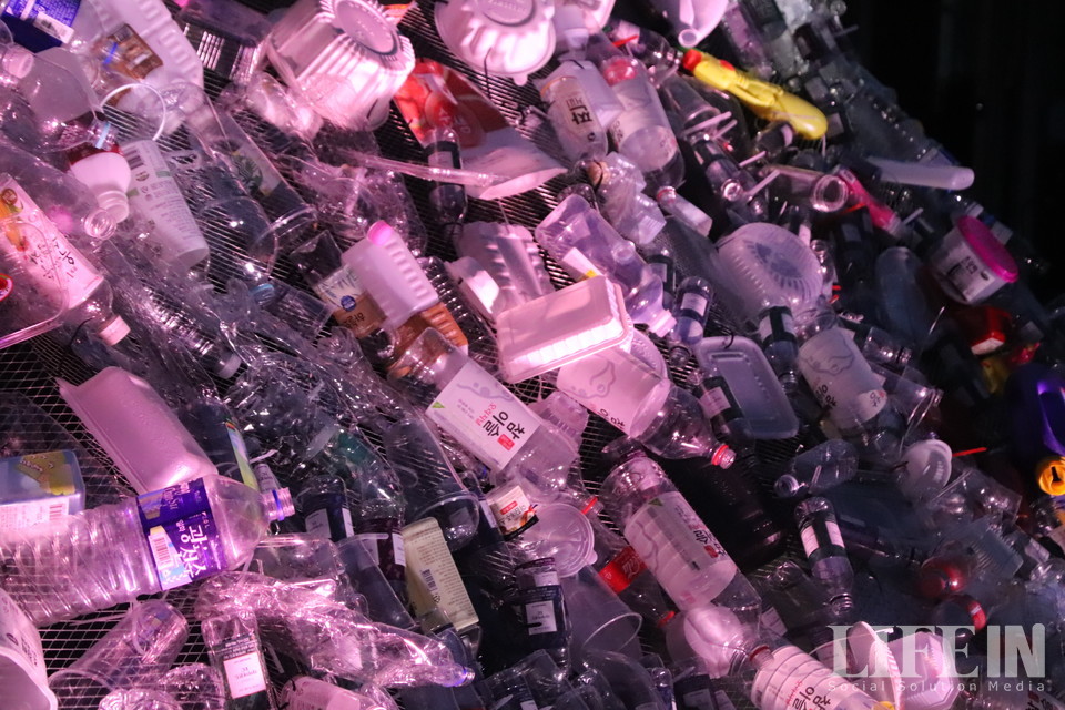 ▲ 환경운동연합과 스페인 예술집단 러진테럽터스가 제작한 대형 조형물 '플라스틱 구토'를 확대한 사진. ⓒ라이프인