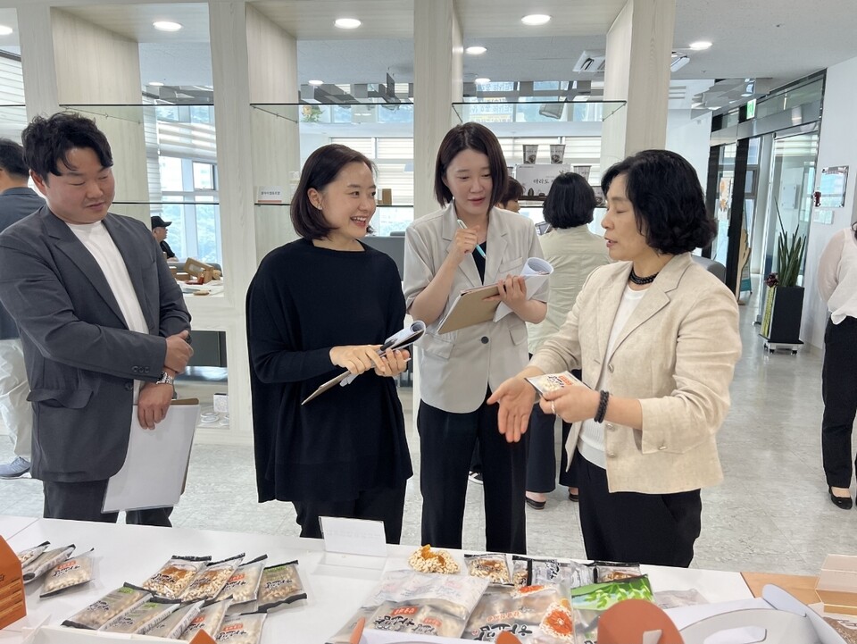 ▲ 제주항공과 함께하는 제주사회적기업 제품 품평회.