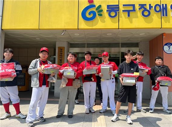 ▲ 새로운 유니폼을 받은 E.T 야구단 단원들. ⓒ공감만세