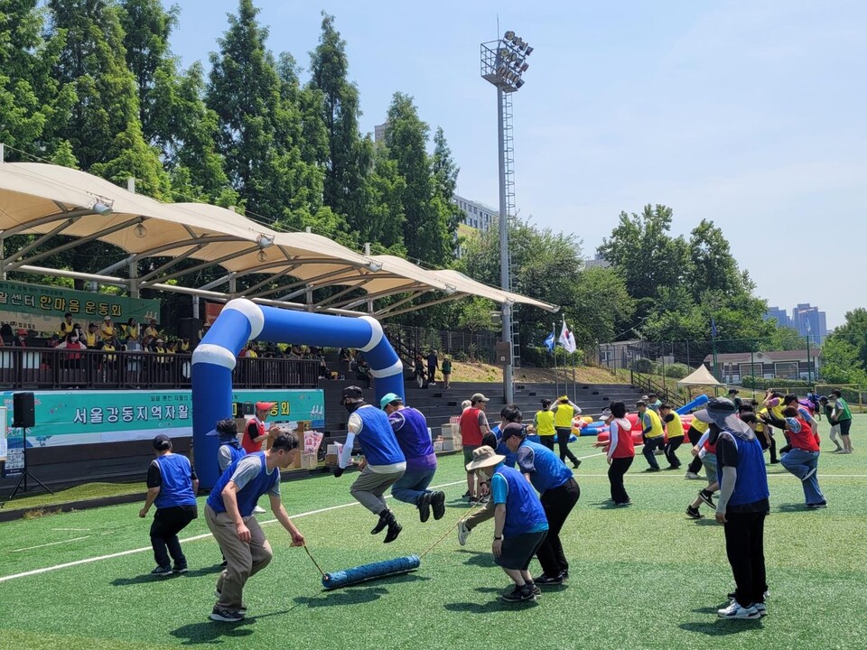 ▲ '제6회 한마음 운동회' 참여자들이 릴레이 줄넘기를 하고 있다. ⓒ강동구청