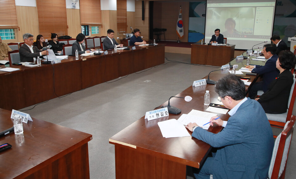 ▲ '사회성과 측정 및 보상사업 운영지원 조례' 제정을 위한 정책 간담회가 열리고 있는 제주특별자치도의회 제428회 정례회 본회의 전경. ⓒ제주특별자치도의회