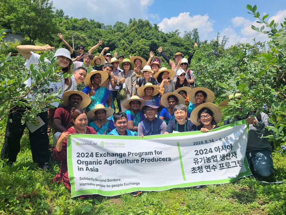 ▲ 프로그램 참가자들이 한살림 느티나무공동체(괴산)를 견학한 후 단체촬영을 하고 있다. 