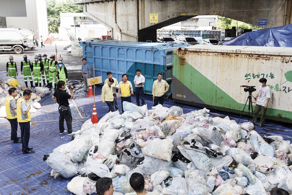 ▲ 2023년 7월, 박강수 마포구청장이 생활폐기물 감량을 위한 성상 검사를 위해 청소차 차고지를 방문했다. ⓒ마포구