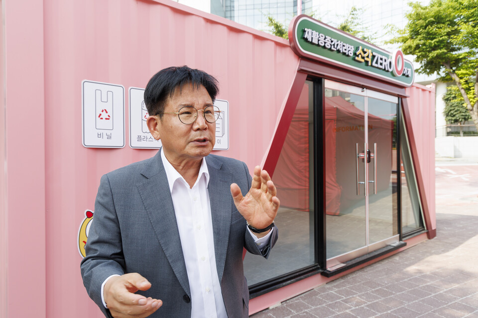 ▲ 2023년 3월 탄생한 소각제로가게 제1호점을 설명 중인 박강수 마포구청장. ⓒ마포구