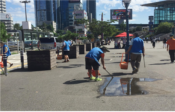 ▲ 청소사업단이 서울역 광장을 청소하고 있다. ⓒ서울시