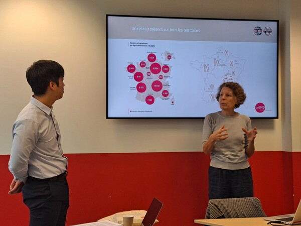 ▲ 설명 중인 이자벨. ⓒ조윤숙 연구원 