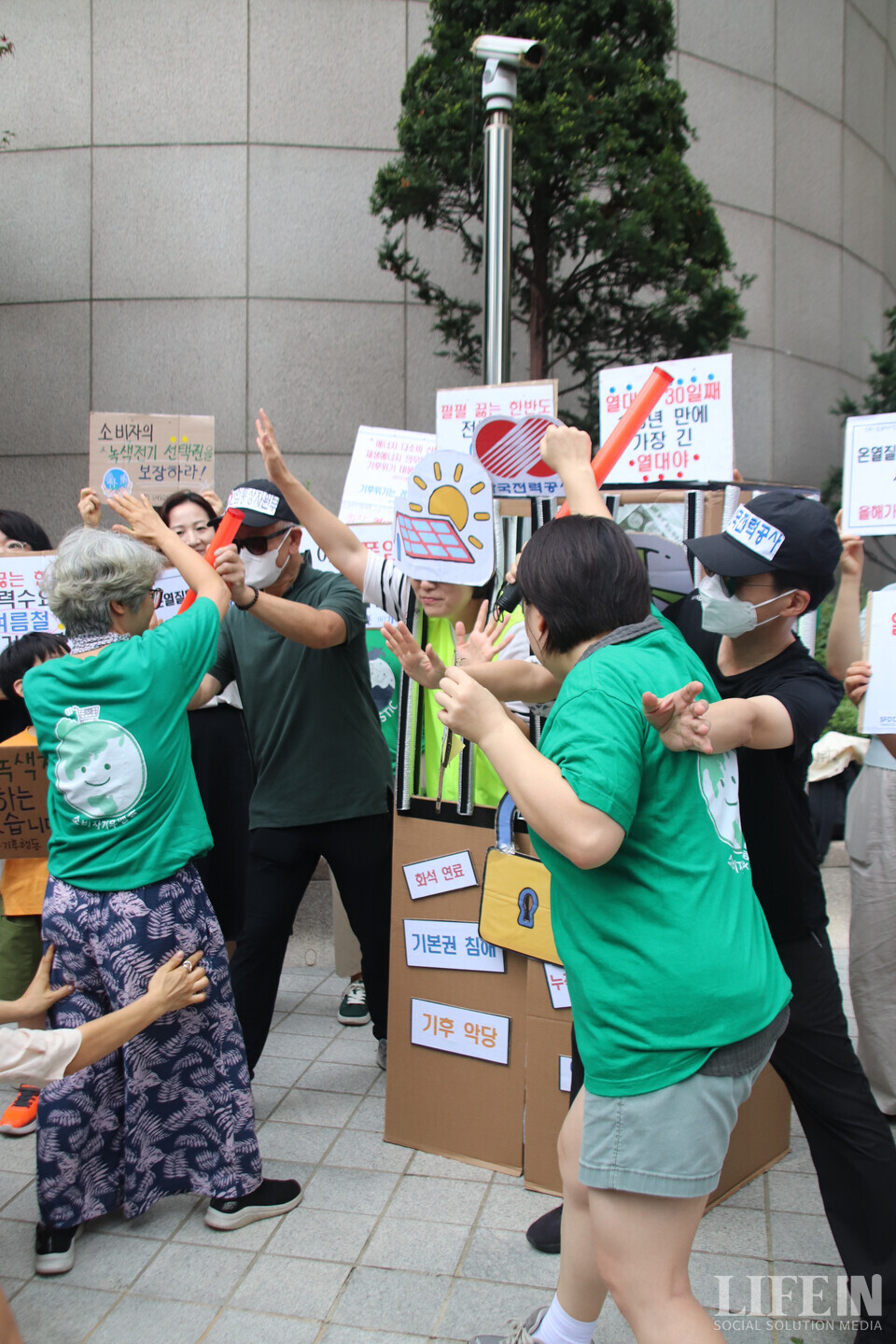 ▲ 활동가들이 소비자가 자유롭게 재생에너지를 선택하고 이용할 수 있어야 한다는 의미를 담은 퍼포먼스를 선보이고 있다. ⓒ라이프인