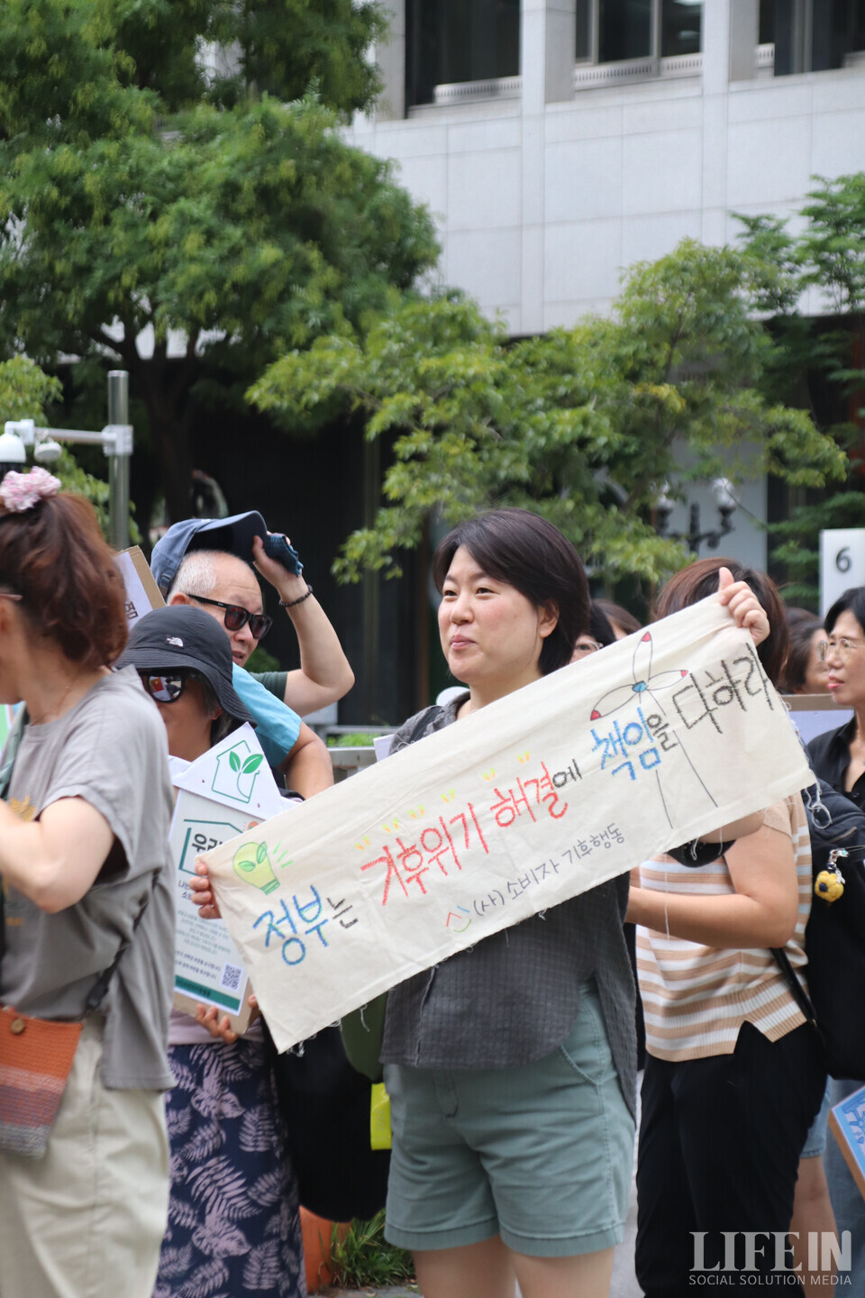▲ 소비자기후행동과 기후솔루션이 서울시 중구 및 종로구 일대를 행진하며 재생에너지 선택권 보장을 위한 시민들의 관심을 호소하고 있다. ⓒ라이프인