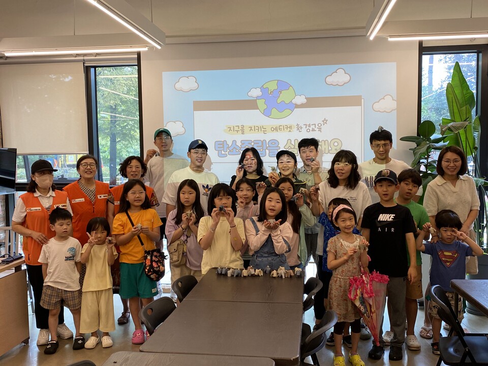 ▲ 업사이클 키링 만들기 프로그램에 참여한 주민들. ⓒ위스테이별내사회적협동조합