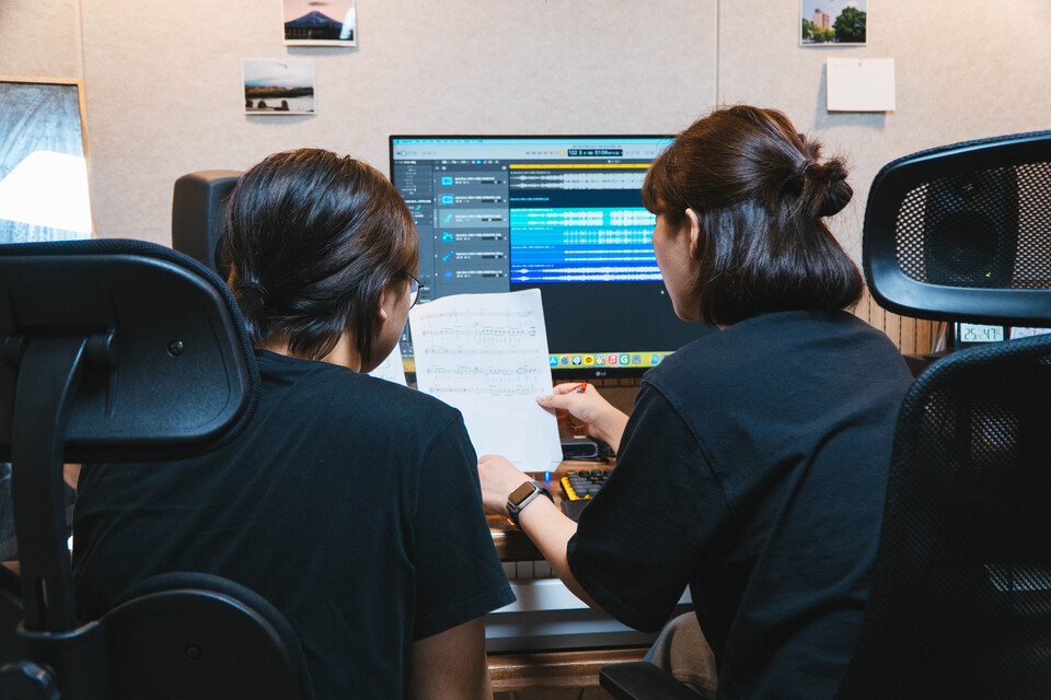 ▲ 천유림 양이 보컬 수업을 받고 있다. ⓒ그라운드 뭅