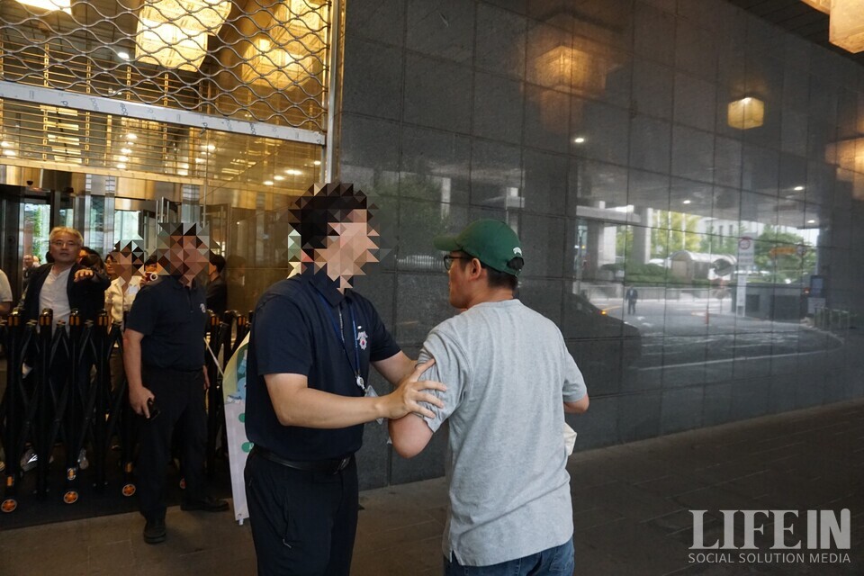 ▲ 서울시 공무원이 '서울창조타운 조성 기업설명회'를 앞두고 '서울네트워크' 소속 시민활동가의 시청 출입을 제한하고 있다. ⓒ라이프인 