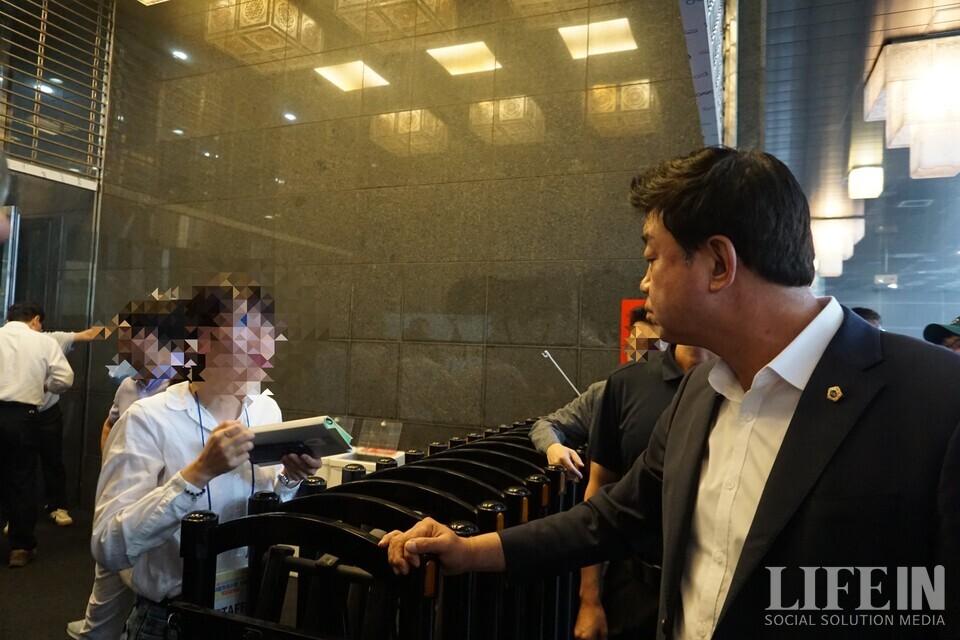 ▲ (오른쪽)성흠제 서울시의원. ⓒ라이프인