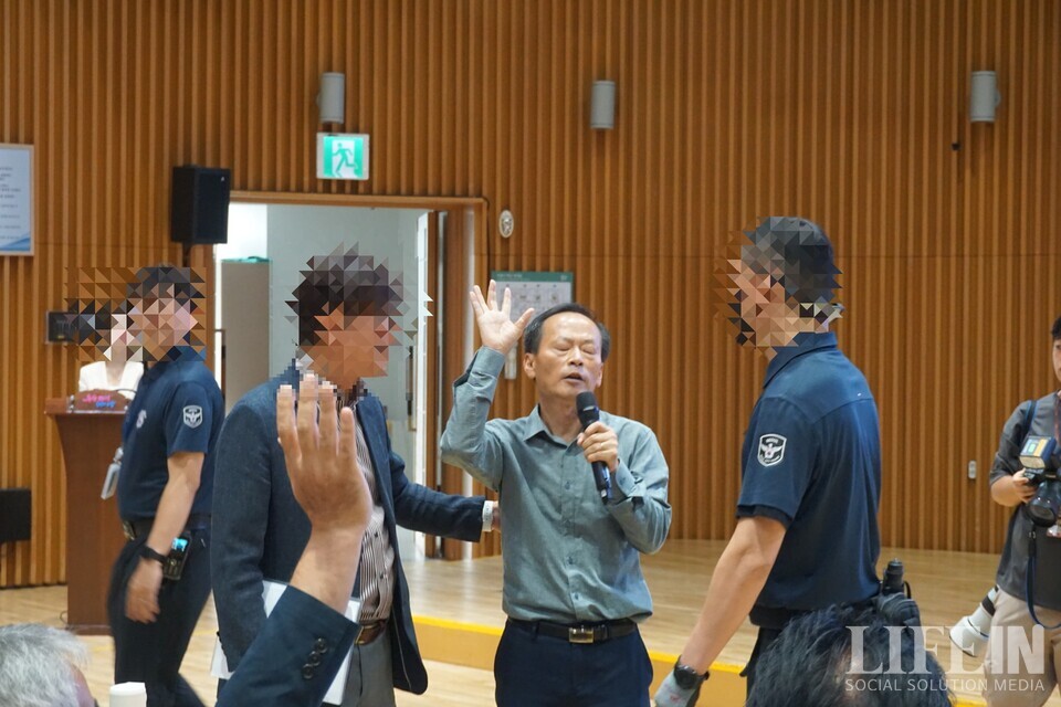 ▲ '서울창조타운 조성 기업설명회'에서 '혁신파크 공공성을 지키는 서울네트워크' 소속 시민활동가(최승국 태양과바람에너지협동조합 이사장)가 장내에서 쫓겨났다가 다시 입장해 발언하고 있다. ⓒ라이프인