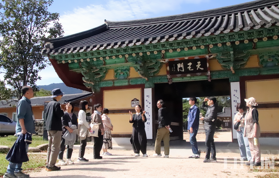 ▲ '지리산포럼 2024' 둘째 날인 10월 2일, '마을 도슨트와 함께 걷는 산내 산책길'이라는 이름으로 산책 시간이 마련됐다. 이때 실상사, 중기마을, 매동마을, 입석마을, 대정마을 등 다섯 개의 산책 길을 마을 주민들이 직접 안내하며 포럼 참석자들에게 산내면을 소개했다. 사진은 실상사 경내에 들어서기 전, 한옥민박 '여여재'를 운영하는 오선미 씨에게 설명을 듣는 포럼 참여자들의 모습.ⓒ라이프인