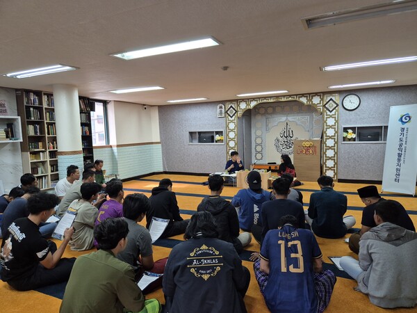 ▲ 의정부이주노동자들이 경기도공익활동지원센터가 추진한 '1기업-1단체 공익파트너십 캠페인'으로 ㈜매직북스로부터 받은  '이주노동자를 위한 법률정보' 책자를 보고 있다. ⓒ경기도공익활동지원센터