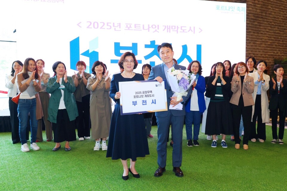 ▲ 특별공연 후 내년 공정무역포트나잇 개막도시 부천시에 활동가들이 박수를 치고 있다. ⓒ안성시청