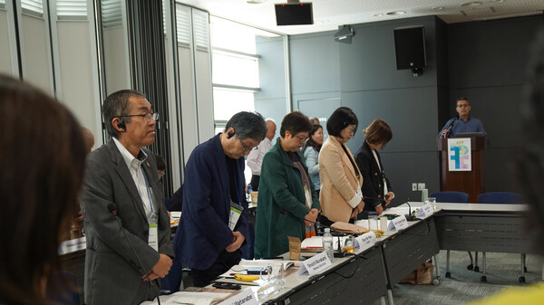 ▲  팔레스타인에서 참석한 UAWC 대표인 후아드 아브사이프 씨 발표에 앞서 희생자들을 기리며 묵념중인 총회 참여자들. ⓒ