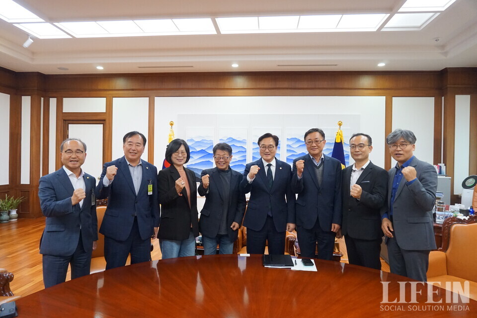 ▲ 우원식 국회의장이 한국사회적경제연대회의와 28일 국회의장실에서 면담하고, 기념사진 촬영 시 "사회연대경제, 파이팅 할게요!"라고 외쳤다. ⓒ라이프인