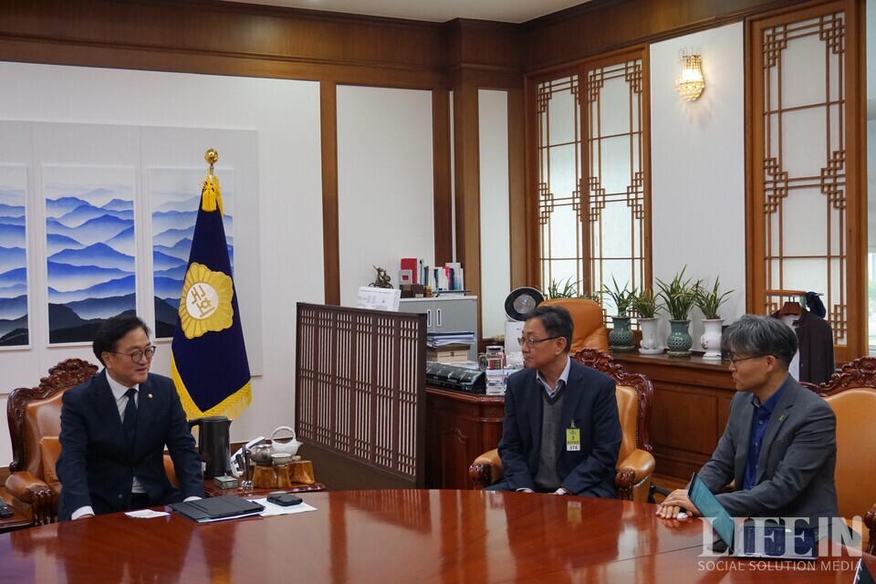 ▲ (왼쪽부터)우원식 국회의장, 허영철 한국사회적경제연대회의 공동대표(대구사회적경제가치연대 회장), 하재찬 한국사회적경제연대회의 상임이사. ⓒ라이프인