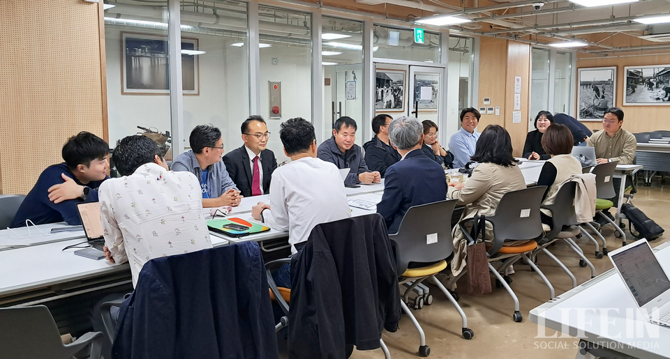 ▲ '2024 사회적경제 활동가대회 in 제주'에서 진행된 '사회적경제의 새로운 전략과 운동의 방향' 세션 참여자들의 모습. ⓒ라이프인