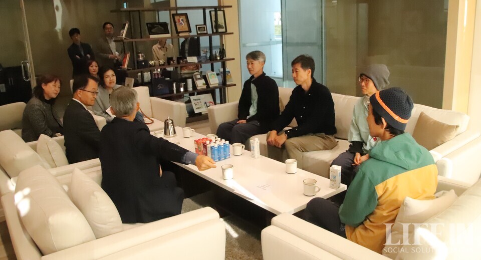 ▲ (좌측 가운데)대담 중인 김의신 박사. (우측)아이쿱요양병원에서 집중 프로그램 진행 중인 참가자들. ⓒ라이프인