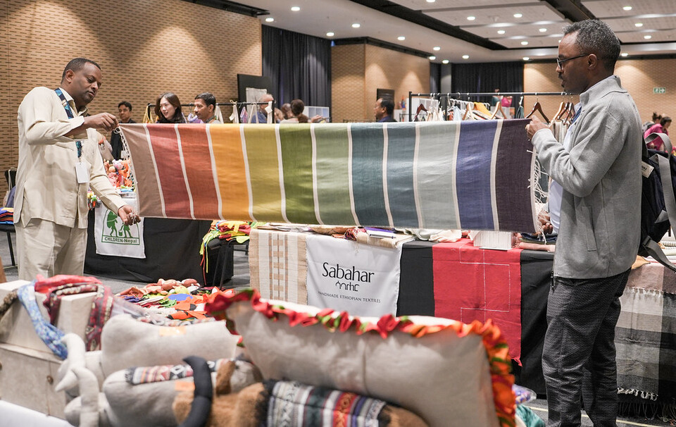 ▲ WFTO EXPO에 참여한 에티오피아 공정무역기업 사바하 WFTO EXPO에서 에티오피아 공정무역기업인 사바하가 자신들의 제품을 선보이고 있다. © WFTO