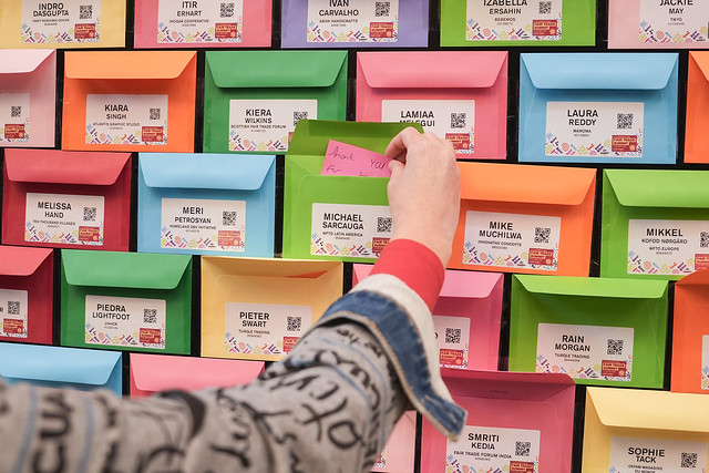 ▲ '세계공정무역기구 국제컨퍼런스 및 회원총회' 참여자들의 메세지 참여자들이 메세지를 적어 이름이 적힌 봉투에 넣어 전달하다. © WFTO