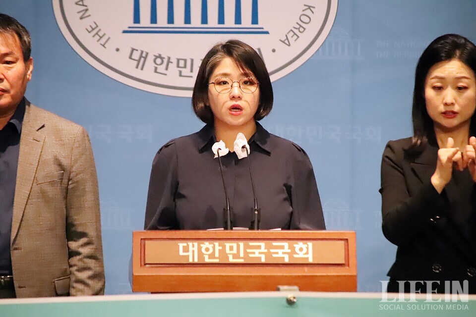 ▲ 사회연대경제기본법안을 대표 발의하고 있는 용혜인 기본소득당 대표. ⓒ라이프인