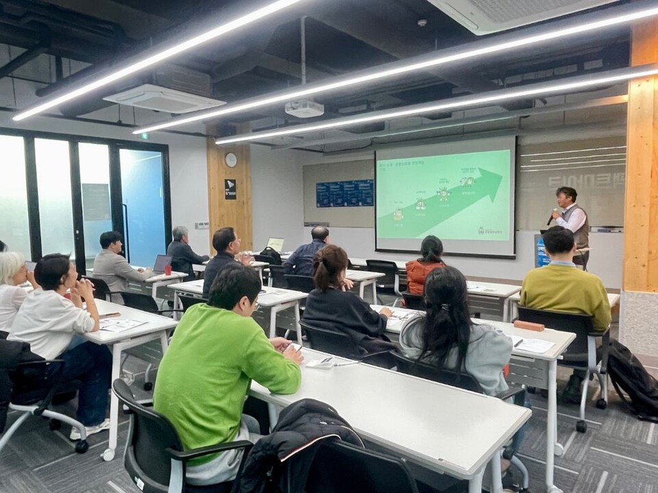 ▲ 경기도사회적경제원(이하 도 사경원)이 도내 사회연대경제조직의 투자유치 역량강화 교육 및 상담을 위한 세미나 '제3회 임팩트마이크'를 7일 고양문화창조허브에서 진행했다. ⓒ경기도사회적경제원