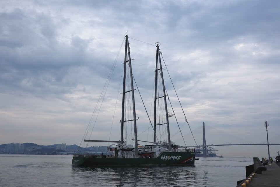 ▲ 2024년 11월 15일, 그린피스 인터내셔널의 레인보우워리어호가 부산에 입항했다. 이번 항해는 국제 플라스틱 협약 INC5를 앞두고 각국 정부에 생산감축을 포함하는 강력한 국제 플라스틱 협약에 지지를 촉구하는 '제로 플라스틱 항해'의 일환으로 진행됐다. ⓒ그린피스