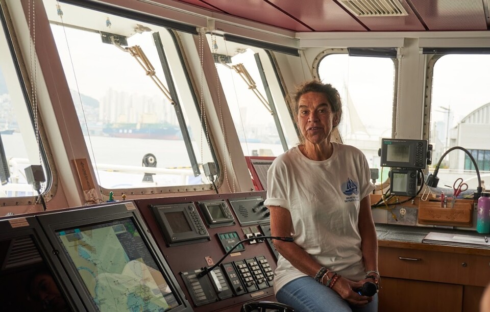 ▲ 레인보우 워리어호에 대해 설명하고 있는 헤티 기넨 선장. ⓒ그린피스