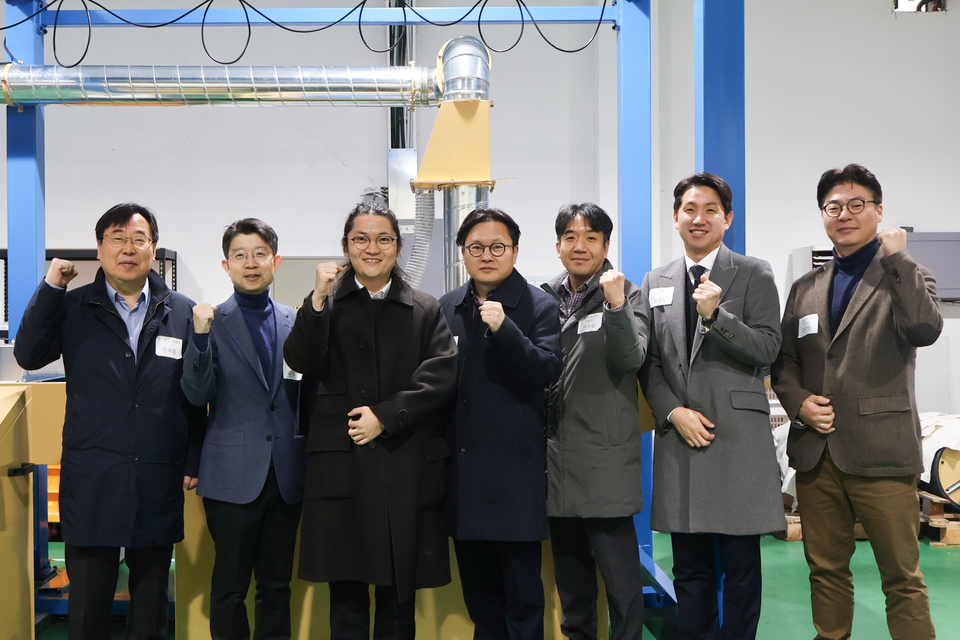 ▲ 119레오 리사이클 팩토리 개소식에 참석한 이들이 기념 사진을 촬영하고 있다. 좌측부터 환경산업협회 민재홍 부회장, 단국대학교 이정진 교수, 119레오㈜ 이승우 대표이사, 건국대학교 고준석 교수, 경기안산지역자활센터 이수남 센터장, 소방청 김영표 계장, 섬유개발연구원 강지만 팀장. ⓒ119레오