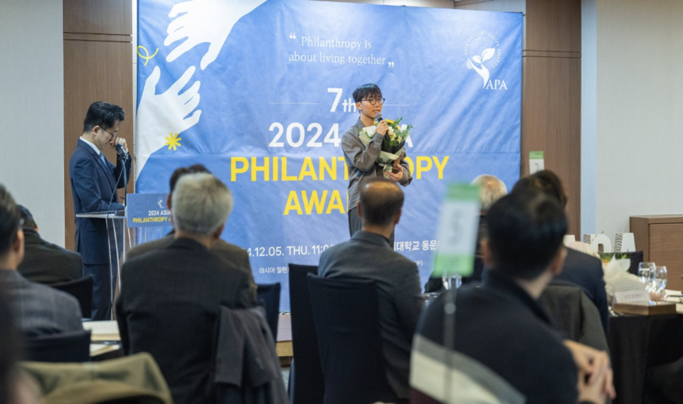 ▲ 지난 5일 개최된 2024 아시아 필란트로피 어워드 시상식에서 '올해의 펀드레이저 상'을 수상한 김자유 누구나데이터 대표가 수상 소감을 밝히고 있다. ⓒAPA위원회