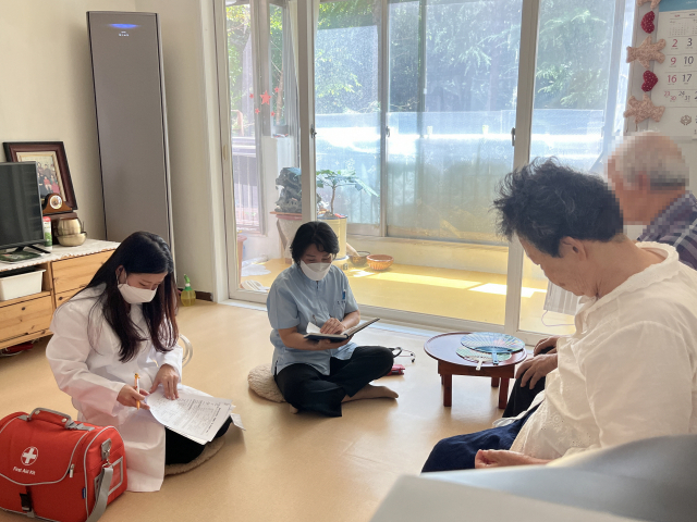 ▲ 방문 진료 모습. ⓒ광주광역시 서구청